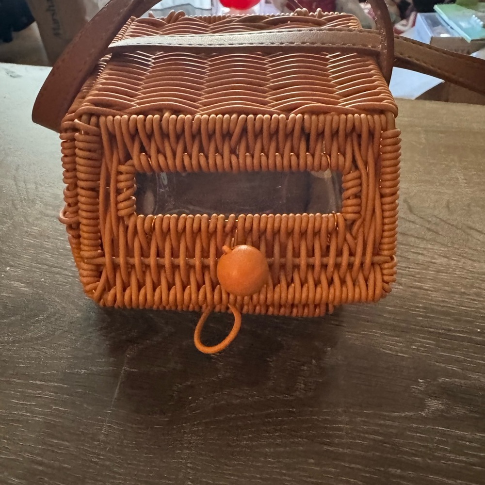 Tommy Bahama Woven Jeep Bag - Picture 3 of 4